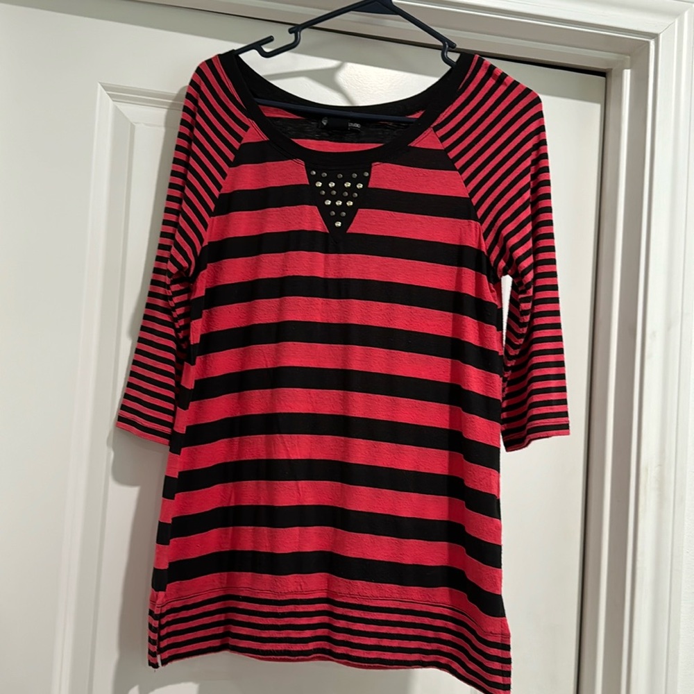 Women’s size small top. Very soft and does have some stretch.